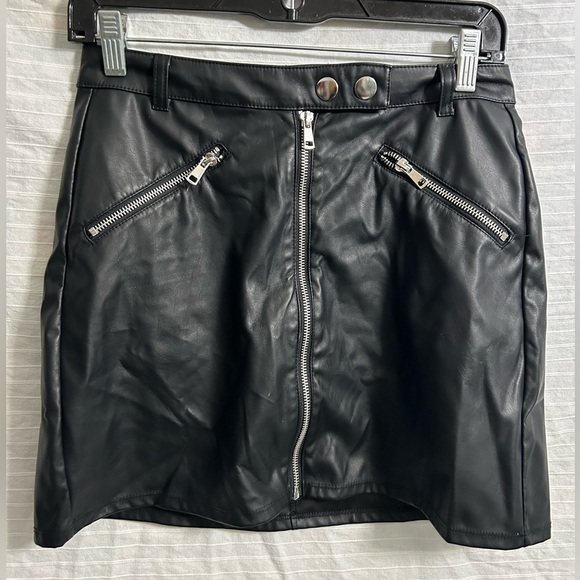 💝 WILD FABLE Women Black Faux Leather Rock Metal Goth Biker Zip Mini Skirt Sz 4 - Picture 1 of 6